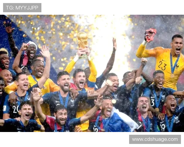 足球俱乐部三位球星背后的故事与成就解析