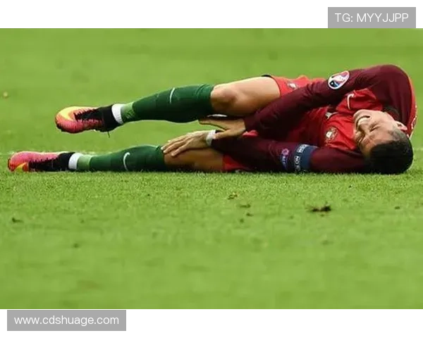 足球明星被犯规瞬间集锦：痛苦倒地与无奈抗议的经典时刻